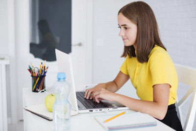 Online poslovi za studente: Kako zaraditi novac s fleksibilnim radnim vremenom